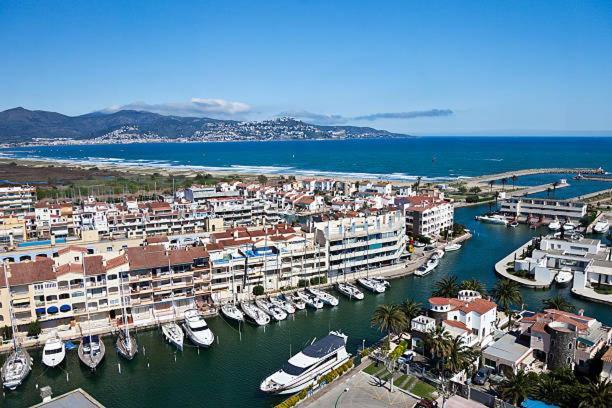 Charmante Maison Coeur De Ville 650M Plage Empuriabrava Exteriör bild