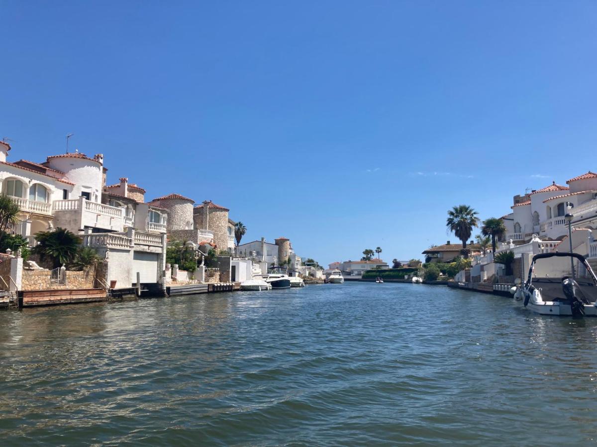 Charmante Maison Coeur De Ville 650M Plage Empuriabrava Exteriör bild