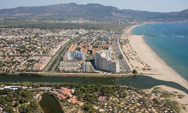 Charmante Maison Coeur De Ville 650M Plage Empuriabrava Exteriör bild